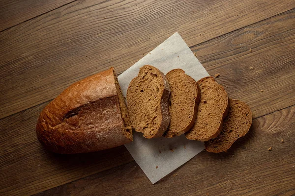 Sfondo Creativo Pane Segale Affettato Appena Sfornato Tagliere Legno Posa — Foto Stock