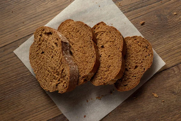 Sfondo Creativo Pane Segale Affettato Appena Sfornato Tagliere Legno Posa — Foto Stock