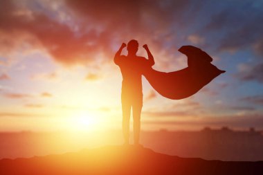 Yaratıcı arka plan, yağmurluk, arka planda bir güzel, altın günbatımı işadamı ile iş adamı silüeti. Başarı kutluyor. Akşam gökyüzü arka plan. Aktif yaşam biçimi, ilham.