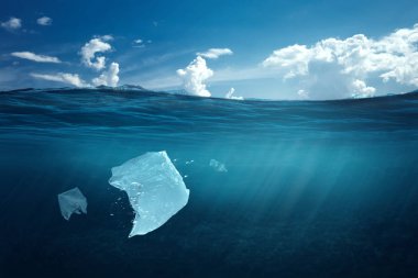 Yaratıcı arka plan, okyanusun bir çanta suda yüzen plastik torba. Çevre kirliliği, parçalanamaz plastik, kavramı enkaz dünyadaki okyanuslarda arttı.