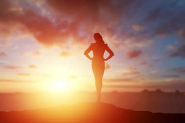 Yaratıcı arka plan, iş siluet, iş kız güzel, altın günbatımı arka plan üzerinde. İlham, coşku, start-up, feminizm Senfoni kavramı.