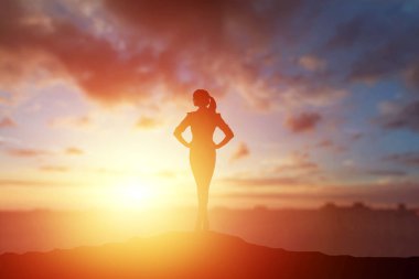 Yaratıcı arka plan, iş siluet, iş kız güzel, altın günbatımı arka plan üzerinde. İlham, coşku, start-up, feminizm Senfoni kavramı.
