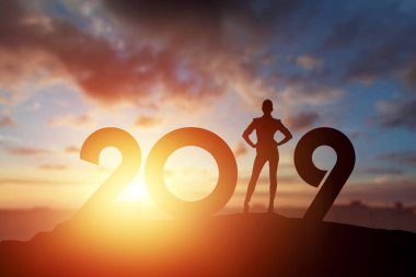 Yaratıcı arka plan, siluet genç kadın hill ve yeni yıl kutlama sırasında 2019 yıl zevk. Mutlu yeni yıl 2019, kopya alanı.