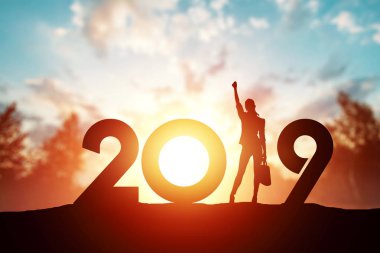 Yaratıcı arka plan, siluet genç kadın hill ve yeni yıl kutlama sırasında 2019 yıl zevk. Mutlu yeni yıl 2019, kopya alanı.