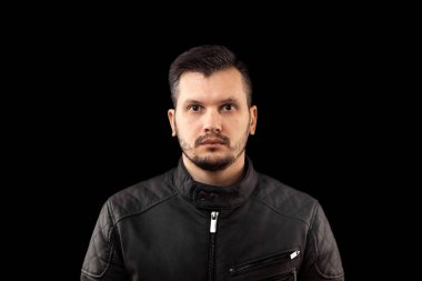 Genç adam, siyah arka planda, yakın plan portresi