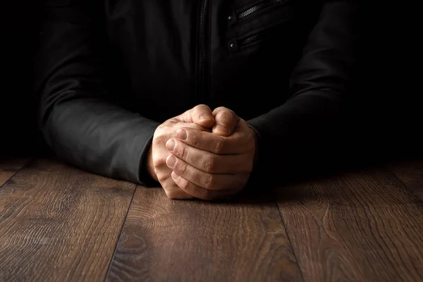 Mãos Dos Homens Oração Sobre Fundo Preto Conceito Oração Luto — Fotografia de Stock