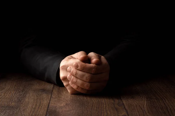 黒の背景に祈りで男性の手 喪に服して 告白の概念 — ストック写真