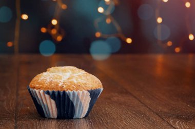 Yaratıcı arka plan, mumlar, güzel bokeh ile kek. Doğum günün kutlu olsun. Hediye. Tatil kartı, el ilanı, arka plan için kavram. Kopya alanı