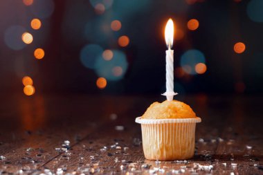 Yaratıcı arka plan, mumlar, güzel bokeh ile kek. Doğum günün kutlu olsun. Hediye. Tatil kartı, el ilanı, arka plan için kavram. Kopya alanı