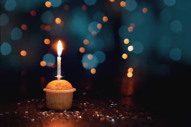 Yaratıcı arka plan, mumlar, güzel bokeh ile kek. Doğum günün kutlu olsun. Hediye. Tatil kartı, el ilanı, arka plan için kavram. Kopya alanı
