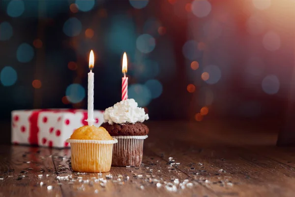 Sfondo Creativo Cupcake Con Candele Bellissimo Bokeh Buon Compleanno Presente — Foto Stock