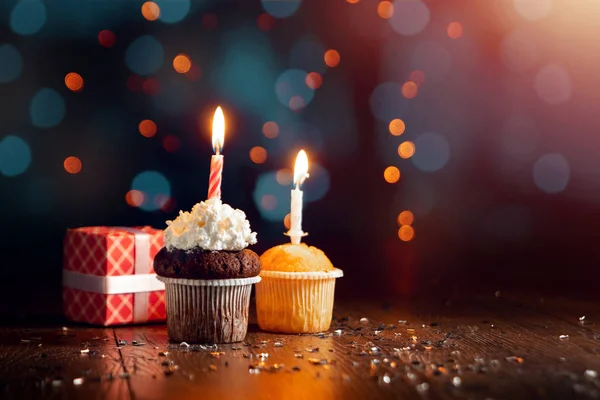 Fundo Criativo Cupcake Com Velas Belo Bokeh Feliz Aniversário Presente — Fotografia de Stock