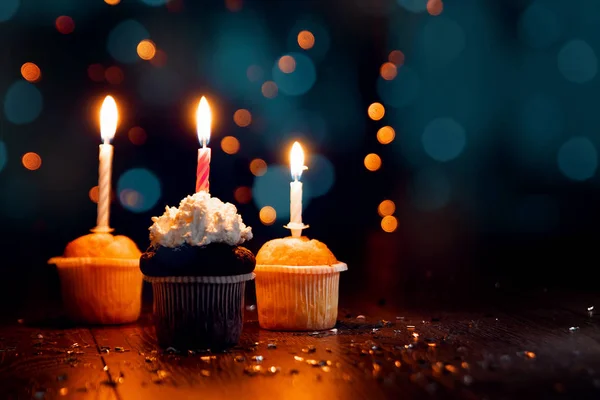 创意背景 小蛋糕与蜡烛 美丽的 Bokeh 生日快乐 度假卡的概念 复制空间 — 图库照片