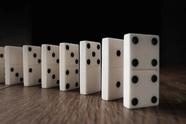 Tvůrčí Pozadí Bílé Domino Hnědém Dřevěném Pozadí Koncept Dominového Efektu — Stock fotografie