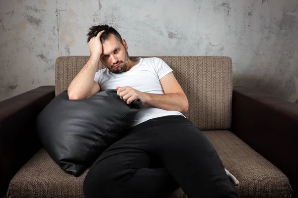 Tipo Camisa Blanca Está Acostado Sofá Concepto Pereza Apatía Frustración — Foto de Stock