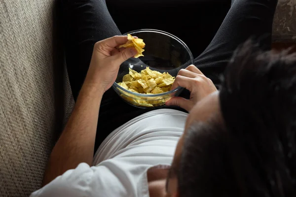 Tipo Camisa Está Deitado Sofá Comer Batatas Fritas Ver Canal — Fotografia de Stock