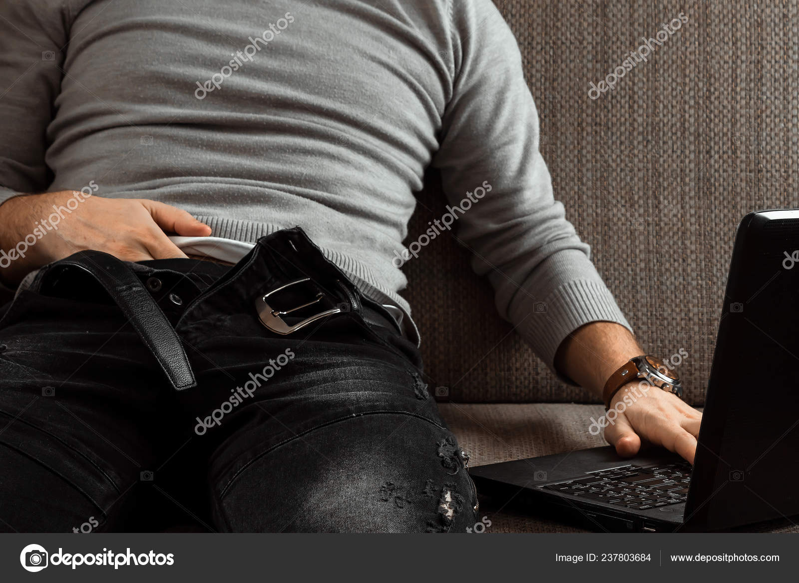 노트북으로 포르노 보는 남자