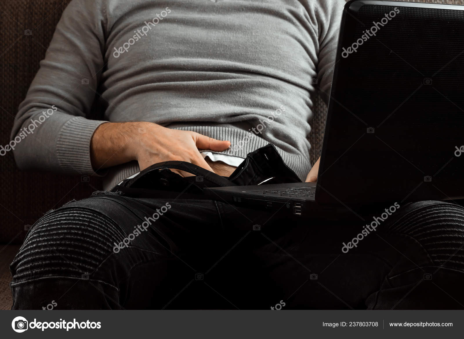 Ein Mann Schaut Sich Ein Erwachsenenvideo Auf Einem Laptop Während –  Stockfoto © MarkoAliaksandr 237803708