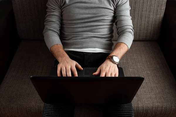 Joven Trabajando Portátil Relajándose Cómodo Sofá Casa Jeans Concepto Freelancing — Foto de Stock