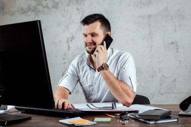 Bir adam, ofiste bir masada oturan, telefonla konuşan bir adam önemli bir soruya karar verir. Ofis işi kavramı, bir başlangıç. Boşluğu kopyala.