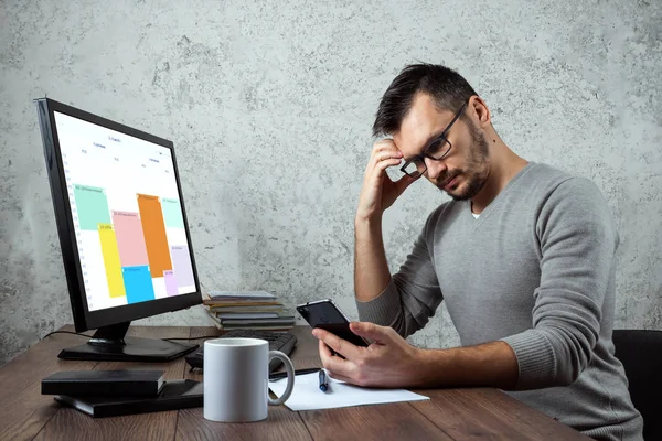 Man Man Sitting Table Office Talking Phone Decides Important Question — Stock Photo, Image