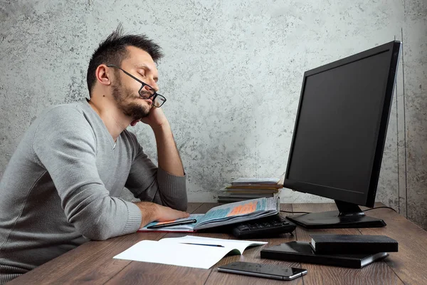 Hombre Hombre Durmiendo Una Mesa Oficina Concepto Trabajo Oficina Mucho — Foto de Stock