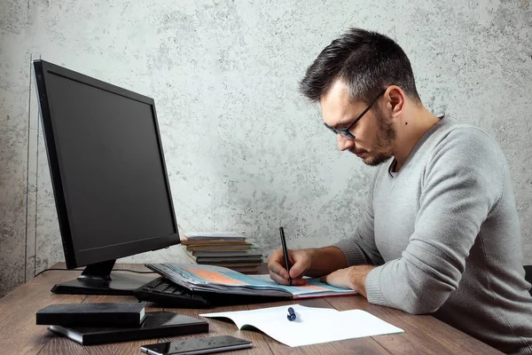 Hombre Hombre Sentado Una Mesa Oficina Trabajando Papeles Importantes Concepto — Foto de Stock