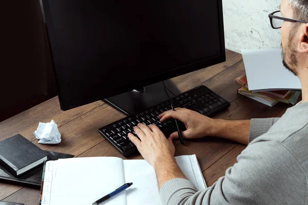 Ein Mann Der Einem Tisch Büro Sitzt Und Einem Computer — Stockfoto