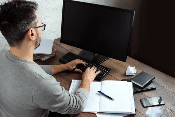 Ein Mann Der Einem Tisch Büro Sitzt Und Einem Computer — Stockfoto