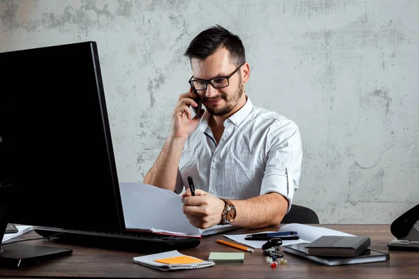 Bir adam, ofiste bir masada oturan, telefonla konuşan bir adam önemli bir soruya karar verir. Ofis işi kavramı, bir başlangıç. Boşluğu kopyala.