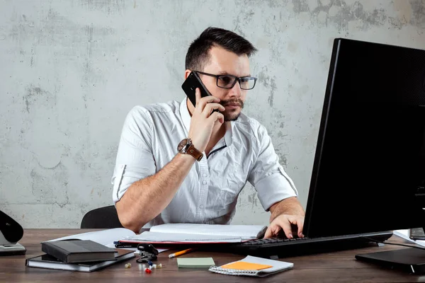 Bir adam, ofiste bir masada oturan, telefonla konuşan bir adam önemli bir soruya karar verir. Ofis işi kavramı, bir başlangıç. Boşluğu kopyala.