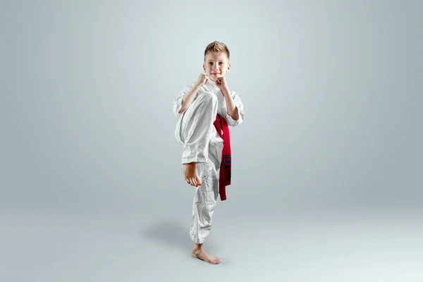 Fondo Creativo Niño Kimono Blanco Hace Una Patada Sobre Fondo — Foto de Stock