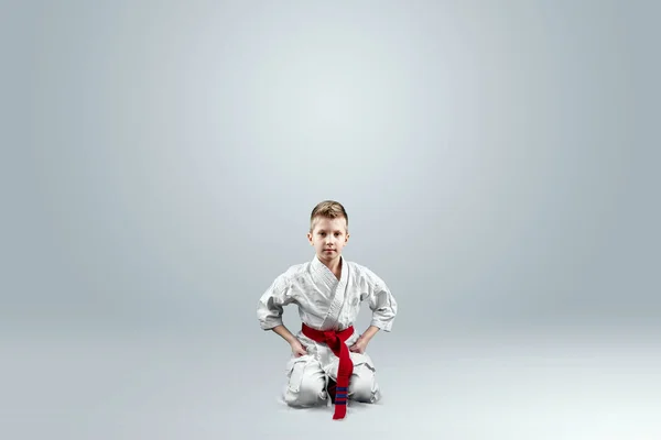 Kreativ Bakgrund Baby Vit Kimono Ljus Bakgrund Begreppet Kampsport Karate — Stockfoto