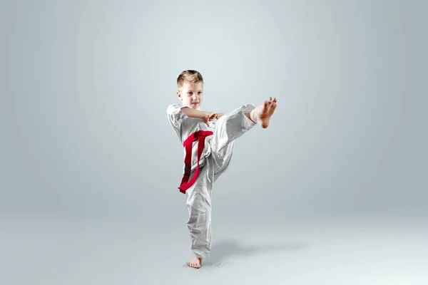 Fondo Creativo Niño Kimono Blanco Hace Una Patada Sobre Fondo — Foto de Stock