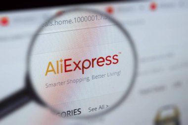 Brest, Belarus, 22 Ocak 2019. Aliexpress, sitenin ana sayfasında bir büyüteç görüntüleyin. Aliexpress logosu şirket görünür. Yumuşak odak.