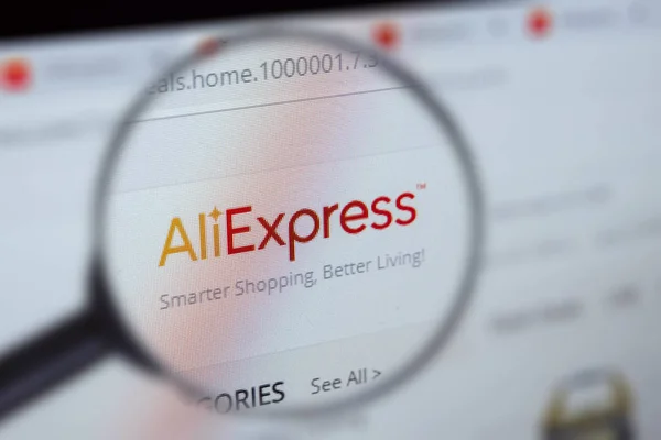 ブレスト ベラルーシ 2019 Aliexpress サイトのメインページを虫眼鏡で拡大して表示します Aliexpress ロゴの会社が表示されます ソフト フォーカス — ストック写真