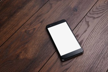 Yaratıcı arka plan, ahşap masa mockup arka plan üzerinde beyaz ekran ile akıllı telefon. Tasarım, mobil uygulamalar, Mobil Oyunlar, teknoloji için hazırlık kavramı.