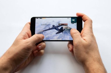Brest, Belarus, 22 Ocak 2019. Erkek eller Pubg Fps oyunu ile akıllı telefon tutarak. savaş oyun logo. Yumuşak odak.