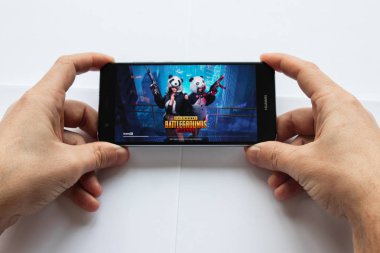 Brest, Belarus, 22 Ocak 2019. Erkek eller Pubg Fps oyunu ile akıllı telefon tutarak. savaş oyun logo. Yumuşak odak.