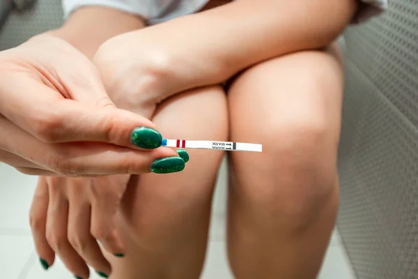 Dziewczyna Sprawia Test Ciążowy Dwa Paski Badania Czekam Wynik Patrząc — Zdjęcie stockowe