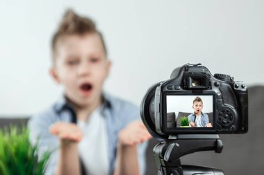 Oğlan bir Slr kamera önünde oturuyor yakın çekim. Blogger, bloglama, teknoloji, Internet üzerinde kazanç. kopya alanı.
