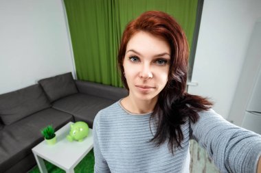 Güzel bir genç kız bir Dslr önünde oturan ve bir Vlog kayıt yakın çekim. Blogger, bloglama, teknoloji, online para, online kurslar. kopya alanı.