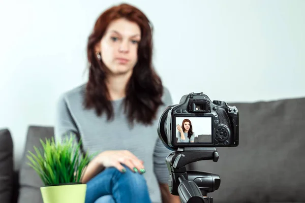 Una Joven Hermosa Chica Está Sentada Frente Una Dslr Grabación — Foto de Stock