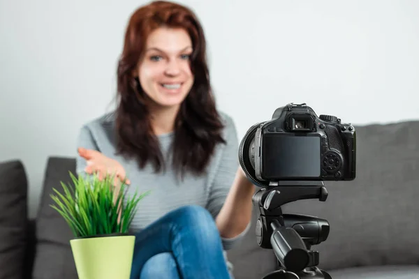 Una Joven Hermosa Chica Está Sentada Frente Una Dslr Grabación — Foto de Stock