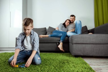 Mutlu aile, anne, baba ve oğul birlikte, vakit aile harcamak zaman mutluluk tatil beraberlik. Aile coşku, kavramı zaman geçirdiyseniz, alanı Kopyala.