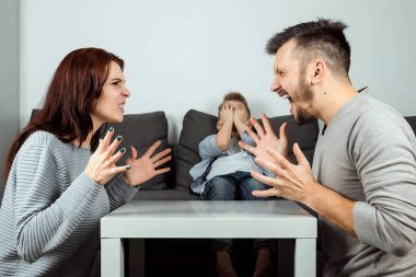 Aile kavgası, poma ve baba çocuk ağlıyor, gibi değil evlat arka planda yemin ederim. Ailevi sorunlar, çocuk, Aile içi şiddet ruh kavramı.