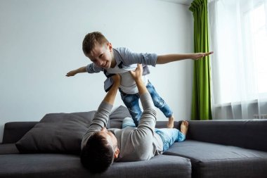 Mutlu aile, baba ve oğul birlikte, dalga geçmeyi vakit. Mutlu Babalar günü, Aile coşku, kavramı zaman geçirdiyseniz, alanı Kopyala.