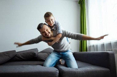 Mutlu aile, baba ve oğul birlikte, dalga geçmeyi vakit. Mutlu Babalar günü, Aile coşku, kavramı zaman geçirdiyseniz, alanı Kopyala.