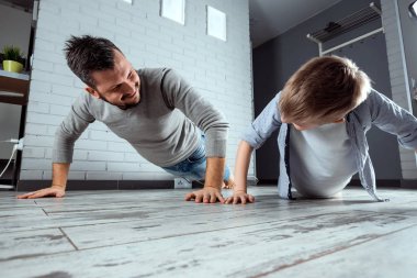 Spor aile, baba ve oğul birlikte, sıkılmış spor için içeri gir. Spor beri çocukluk, sağlıklı bir yaşam tarzı, sağlıklı bir aile kavramı.