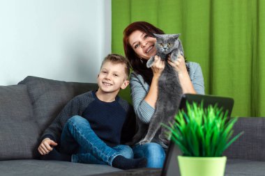 Bir mutlu aile, anne, oğlu ve kedi mutlu duygu kanepede oturuyorsun. Kavram aşağı aile babası, dul, modern kadın.